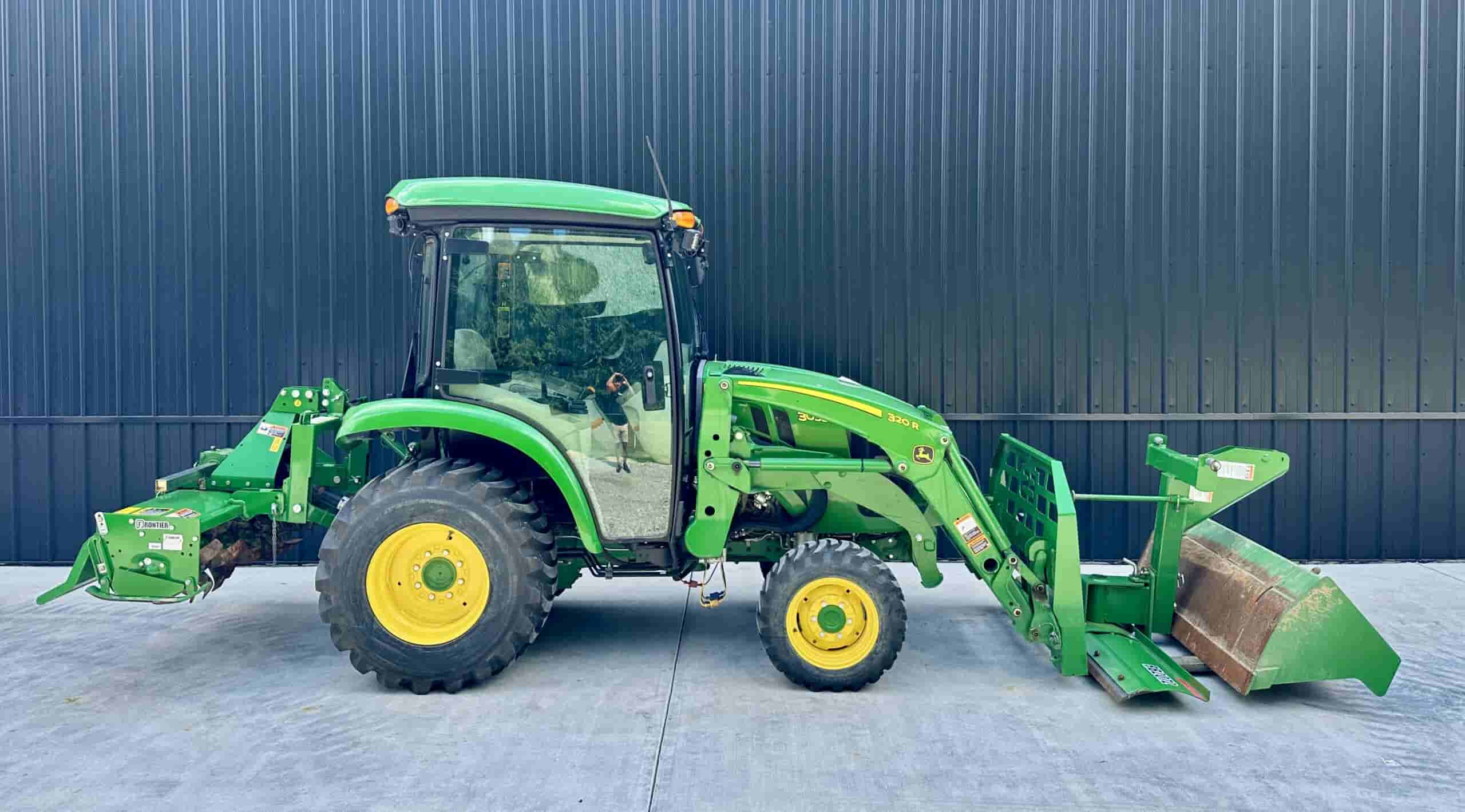 2020 John Deere 3033R
